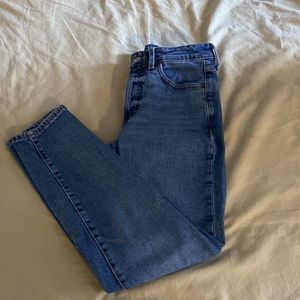 Old Navy OG Straight jeans! Size 0. Slightly used but good condition.